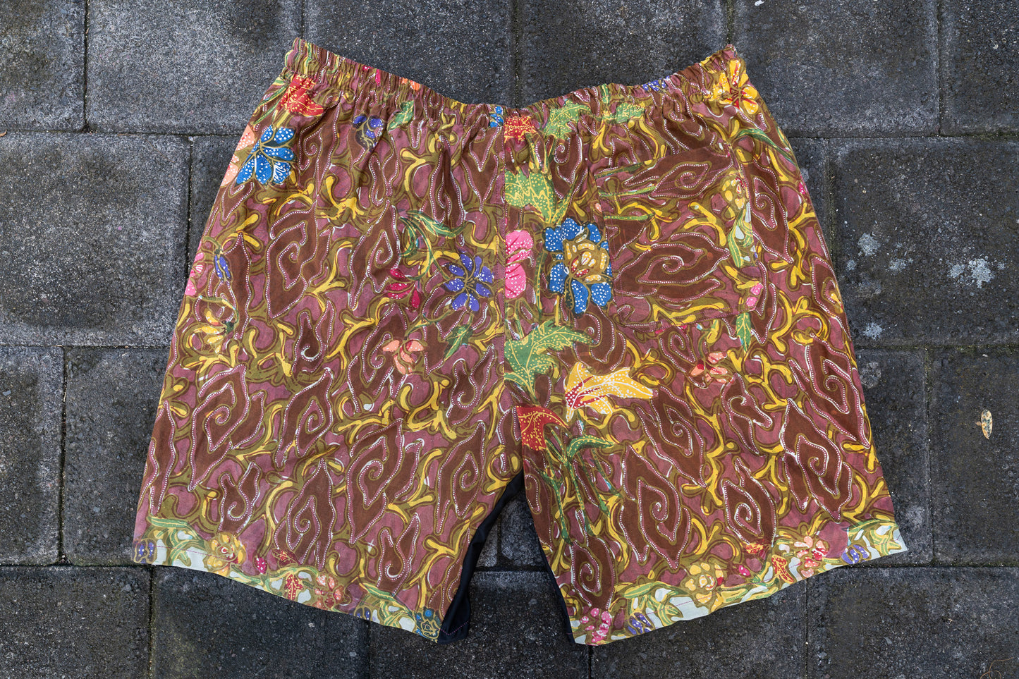 XL- Mega Merah Batik Shorts